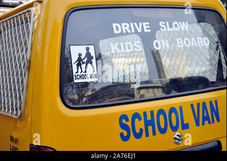 Mumbai, Maharashtra, India, Sud-est asiatico - nov. 24; 2011: Kids on board school van / veicolo incaricato di guidare troppo lento per la sicurezza prima di tutto Foto Stock
