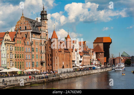 Vecchi edifici storici lungo il fiume nel Gdansk Città Vecchia - Polonia, con la porta della città e il più vecchio in Europa porto medievale gru Foto Stock