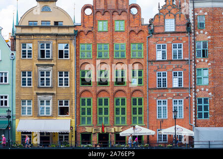 Vecchio e storico tenement case a lunga Riverside a Danzica, Polonia Foto Stock