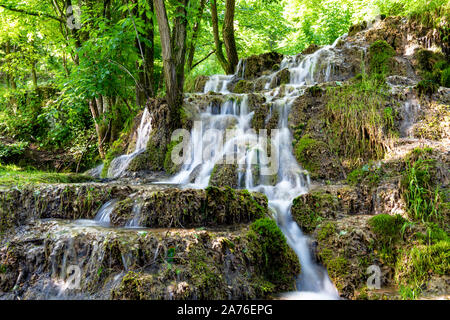 Belle cascate nel villaggio di Donji Taor, vicino a Valjevo, Serbia, Taorska vrela. Piante verdi e moss bloom accanto all'acqua che scorre verso il basso le rocce Foto Stock