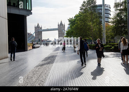 Pendolari a piedi attraverso il più Londra Riverside sviluppo sulla Southbank in London, England Regno Unito Foto Stock