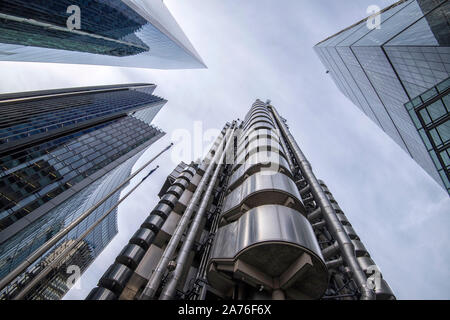 Guardando il grattacieli del quartiere finanziario di Londra Inghilterra REGNO UNITO Foto Stock