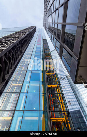 Guardando le Leadenhall edificio nel quartiere finanziario di Londra Inghilterra REGNO UNITO Foto Stock