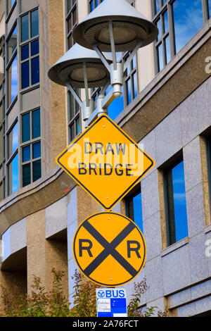 Il traffico su strada segno di avvertimento del ponte levatoio sul Tower Bridge, Sacramento, la capitale dello Stato della California, Stati Uniti d'America. Foto Stock