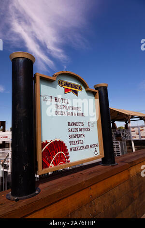 Vecchio Riverboat Delta King Hotel sul fiume Sacramento, Sacramento, la capitale dello Stato della California, Stati Uniti d'America. Foto Stock