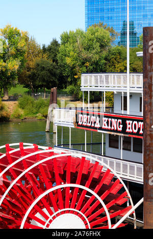 Vecchio Riverboat Delta King Hotel sul fiume Sacramento, Sacramento, la capitale dello Stato della California, Stati Uniti d'America. Foto Stock