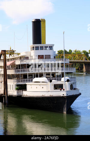 Vecchio Riverboat Delta King Hotel sul fiume Sacramento, Sacramento, la capitale dello Stato della California, Stati Uniti d'America. Foto Stock