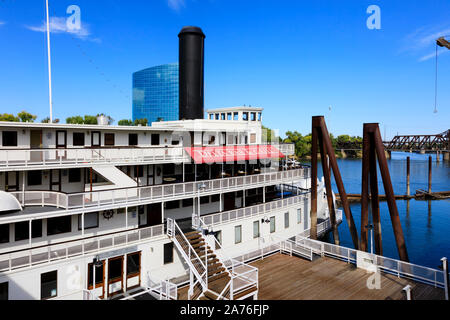 Vecchio Riverboat Delta King Hotel sul fiume Sacramento, Sacramento, la capitale dello Stato della California, Stati Uniti d'America. Foto Stock