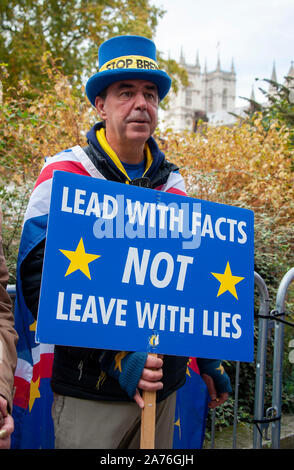 London, Westminster, 28 Ottobre 2019: Maschio Brexit Protestor fuori le case del Parlamento a Londra - per protestare contro il Regno Unito a lasciare l'UE Foto Stock