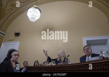 Washington, Stati Uniti. 30 ott 2019. Rappresentante Debbie Lesko (R-AZ) presso le regole della casa votare su un marchio di votare su impeachment del presidente Donald Trump al Campidoglio di Washington il Mercoledì, Ottobre 30, 2019. Foto di Tasos Katopodis/UPI Credito: UPI/Alamy Live News Foto Stock