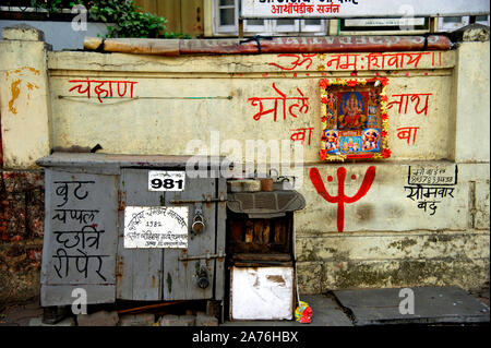 Mumbai, Maharashtra, India, Sud-est asiatico - gen. 22; 2012: Indiano cobbler street negozio laterale con una foto del Signore Ganesha Foto Stock