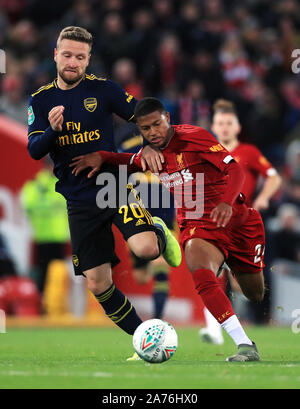 Dell'Arsenal Shkodran Mustafi (sinistra) e di Liverpool Rhian Brewster battaglia per la sfera durante il Carabao Cup, quarto round corrispondono ad Anfield, Liverpool. Foto Stock