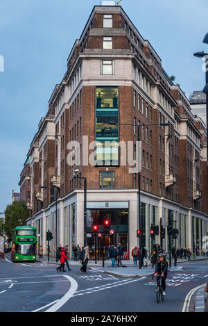 The Bloomsbury Building 10 Bloomsbury Way London. Un edificio ristrutturato del Ministero della Difesa degli anni '40, gli architetti BuckleyGreyYeoman 2015. Foto Stock