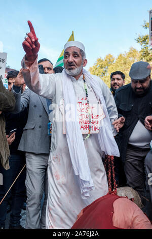 Londra, UK, 27 ott 2019. I manifestanti esprimono la loro rabbia da calci e pugni un effige di Narandra modi, l'attuale Primo Ministro dell'India. Foto Stock