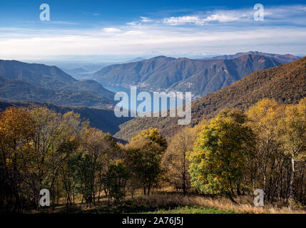 Panoramica pittoresca veduta aerea del Lago di Como, provincia lombarda, Italia Foto Stock