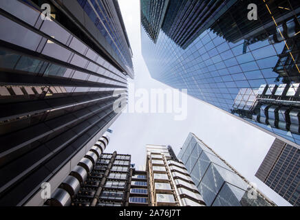 Guardando il grattacieli del quartiere finanziario di Londra Inghilterra REGNO UNITO Foto Stock
