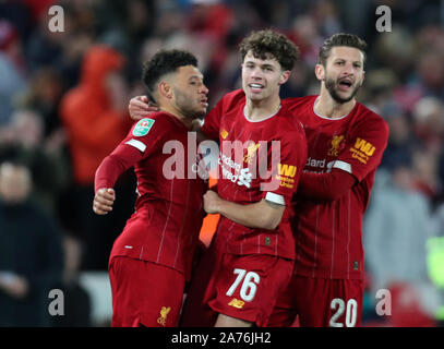 Anfield, Liverpool, Merseyside, Regno Unito. 30 ott 2019. English Football League Cup, Carabao Cup, Liverpool contro l'Arsenal; Alex Oxlade-Chamberlain di Liverpool celebra con i compagni di team Neko Williams e Adam Lallana dopo il punteggio del Liverpool quarto al traguardo - rigorosamente solo uso editoriale. Nessun uso non autorizzato di audio, video, dati, calendari, club/campionato loghi o 'live' servizi. Online in corrispondenza uso limitato a 120 immagini, nessun video emulazione. Nessun uso in scommesse, giochi o un singolo giocatore/club/league pubblicazioni Credito: Azione Sport Plus/Alamy Live News Foto Stock