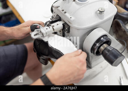 Fissaggio della soletta principale per suole fuso. Produzione di calzature. Foto Stock