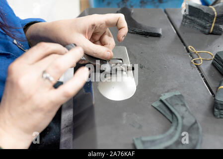 Abbassando i bordi delle parti. Produzione di calzature. Foto Stock