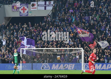 Reggio Emilia, Italia. 30 ott 2019. Gli appassionati di fiorentinaduring Sassuolo vs Fiorentina, italiano di calcio di Serie A del campionato Gli uomini in Reggio Emilia, Italia, 30 Ottobre 2019 - LPS/Alessio Tarpini Credito: Alessio Tarpini/LP/ZUMA filo/Alamy Live News Foto Stock