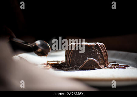 Gustoso cioccolato coulant close up servita su una piastra bianca Foto Stock