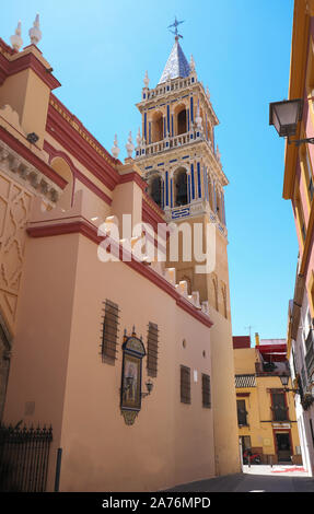 La facciata della chiesa di S. Anna, ex Cattedrale di Siviglia, al quartiere di Triana , Siviglia. Foto Stock