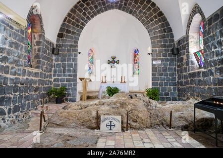 Settembre 18, 2019, Tabgha, Israele. La Mensa Christi nella chiesa del Primato di Pietro Foto Stock