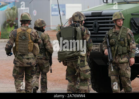 Centinaia di riservisti francesi prendere parte in Vezinet anti-terrorismo attacco seminatrice, Riorges, Loire, Francia Foto Stock