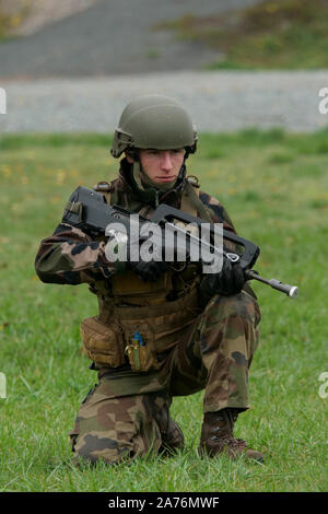 Centinaia di riservisti francesi prendere parte in Vezinet anti-terrorismo attacco seminatrice, Riorges, Loire, Francia Foto Stock