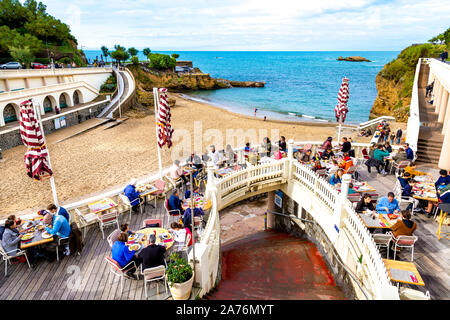 Le persone che cenano al ristorante Aréna Biarritz si affacciano sulla Plage du Port Vieux, Biarritz, Francia Foto Stock