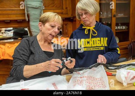 Wyandotte, Michigan - Le donne fanno dormire tappetini per i senzatetto da sacchetti di plastica. Il gruppo si chiama borsa donna con una causa. Hanno tagliato i sacchetti i Foto Stock