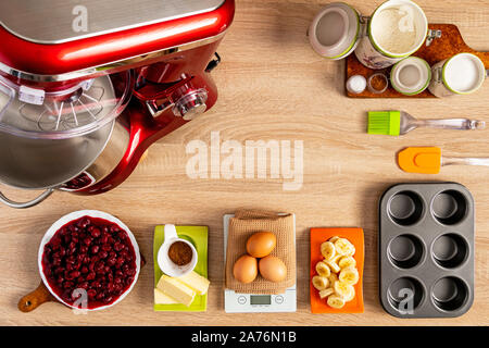 Ingredienti per la cottura in forno di muffin sul tavolo di legno Foto Stock