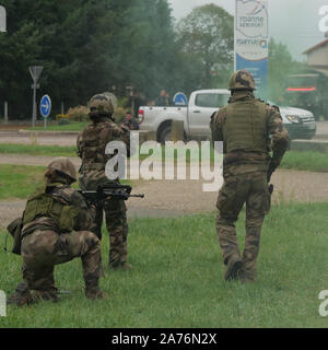 Centinaia di riservisti francesi prendere parte in Vezinet anti-terrorismo attacco seminatrice, Riorges, Loire, Francia Foto Stock