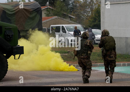 Centinaia di riservisti francesi prendere parte in Vezinet anti-terrorismo attacco seminatrice, Riorges, Loire, Francia Foto Stock