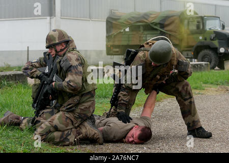 Centinaia di riservisti francesi prendere parte in Vezinet anti-terrorismo attacco seminatrice, Riorges, Loire, Francia Foto Stock