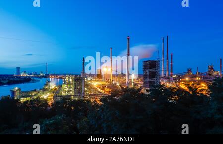 ThyssenKrupp Steel mill e Schwelgern cokeria al crepuscolo, Duisburg-Marxloh, Duisburg, la zona della Ruhr, Nord Reno-Westfalia, Germania Foto Stock