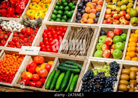 Ortaggi e frutta biologica nel mercato organico all'ANUGA FOOD fair, Colonia, nella Renania settentrionale-Vestfalia, Germania Foto Stock