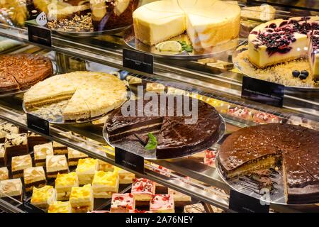 Vari tipi di torte sul display, ANUGA FOOD fair, Colonia, nella Renania settentrionale-Vestfalia, Germania Foto Stock