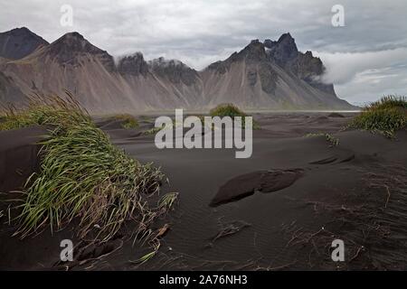 Lava nera spiaggia con dune di Capo Stokksnes con mountain Vestrahorn, bay Hornvik, sud-est di Islanda Islanda Foto Stock