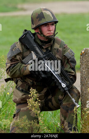 Centinaia di riservisti francesi prendere parte in Vezinet anti-terrorismo attacco seminatrice, Riorges, Loire, Francia Foto Stock