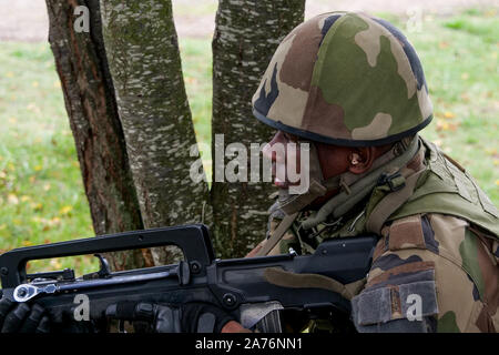 Centinaia di riservisti francesi prendere parte in Vezinet anti-terrorismo attacco seminatrice, Riorges, Loire, Francia Foto Stock