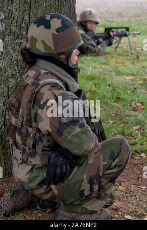 Centinaia di riservisti francesi prendere parte in Vezinet anti-terrorismo attacco seminatrice, Riorges, Loire, Francia Foto Stock