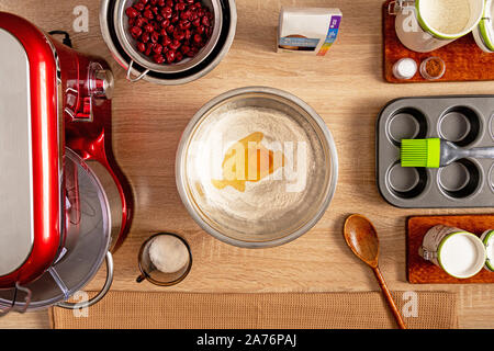 Un mix di uova con farina e alcuni ingredienti per muffin rendendo Foto Stock