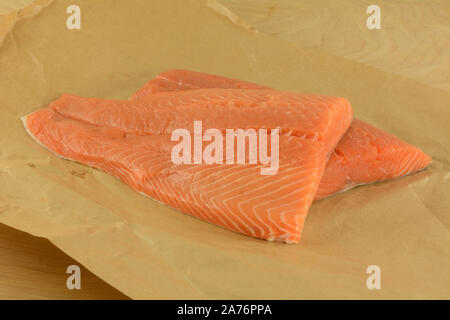 Due crudo fresco salmone filetti di pesce sul marrone su aperto marrone carta di macellaio Foto Stock