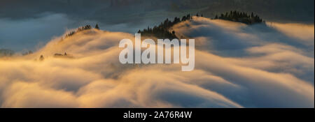 Nebbia in Pieniny montagne nella luce di sunrise, Polonia Foto Stock