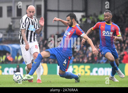 Londra, Inghilterra - 22 settembre 2018: Jonjo Shelvey di Newcastle (L) e Luka Milivojevic del Palace (R) nella foto durante il 2018/19 English Premier League tra Crystal Palace FC e Newcastle United a Selhurst Park. Foto Stock