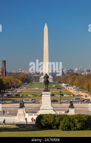 WASHINGTON, DC, Stati Uniti d'America - il National Mall. Il Monumento a Washington in distanza. Ulisse S. Grant statua in primo piano. Foto Stock