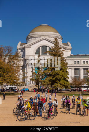 WASHINGTON, DC, Stati Uniti d'America - Persone in tour in bicicletta attraverso la parte anteriore del Smithsonian Museo Nazionale di Storia Naturale. Foto Stock