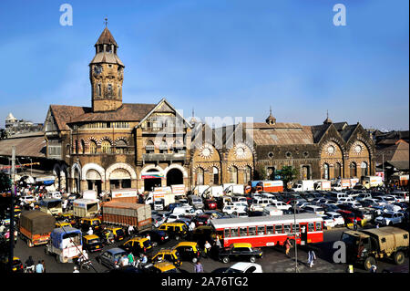 Mumbai; Maharashtra, India, Sud-est asiatico - sett. 02; 2012 :vista superiore dell'edificio storico mercato Crawford Mahatma Jyotiba Phule Mandai piena di traffico Foto Stock