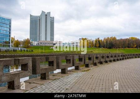 Minsk, Bielorussia - Ottobre, 13, 2019: fiume Svisloch e autunno cityscape di distretto Nyamiha in centro di Minsk, Bielorussia Foto Stock